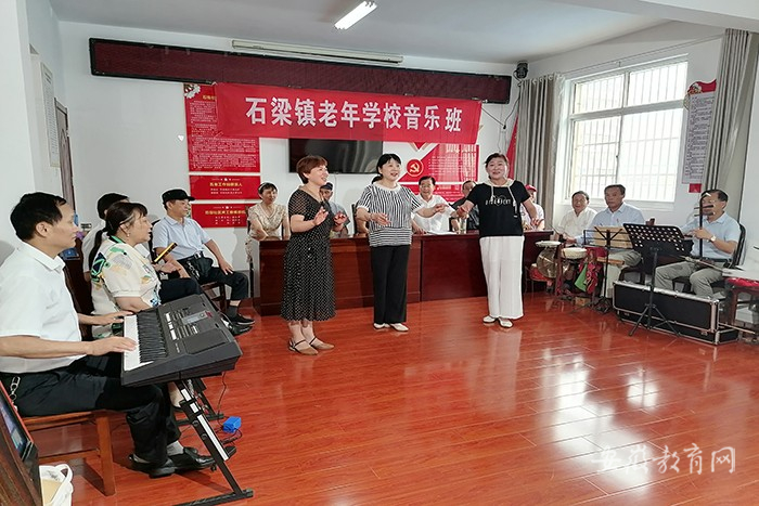 石梁老年学校声乐班合唱《好一朵茉莉花》.jpg